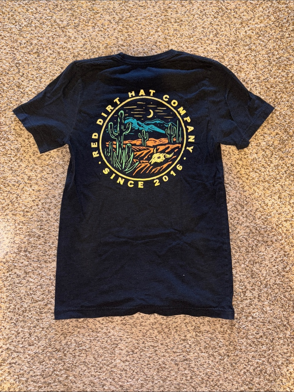Men’s Small Red Dirt Hat Company Desert Graphic Tee Black with Multicolor Print